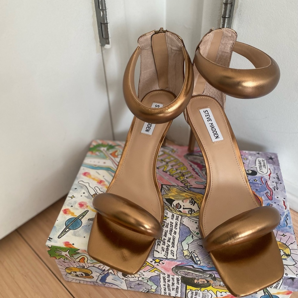 Brand New Steve Madden gold sandal